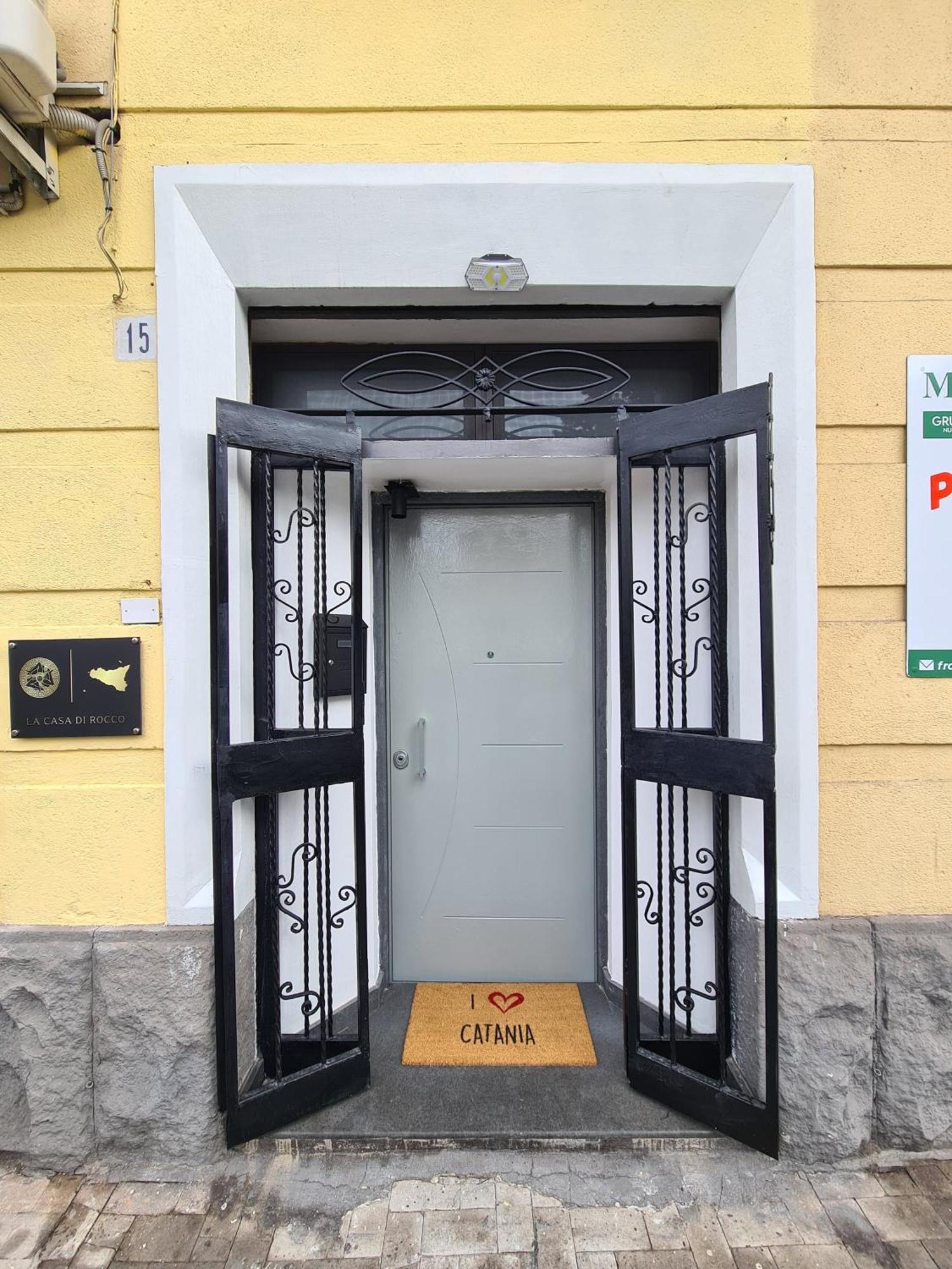 La Casa Di Rocco Apartment Catania Bagian luar foto